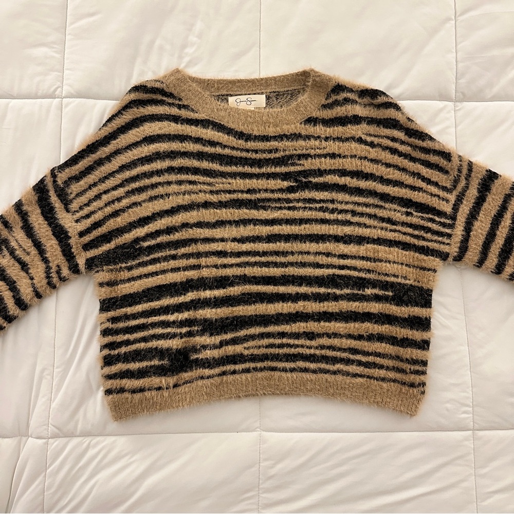 LOVED. JESSICA SIMPSON - Tan and Black Crew Neck Sweater